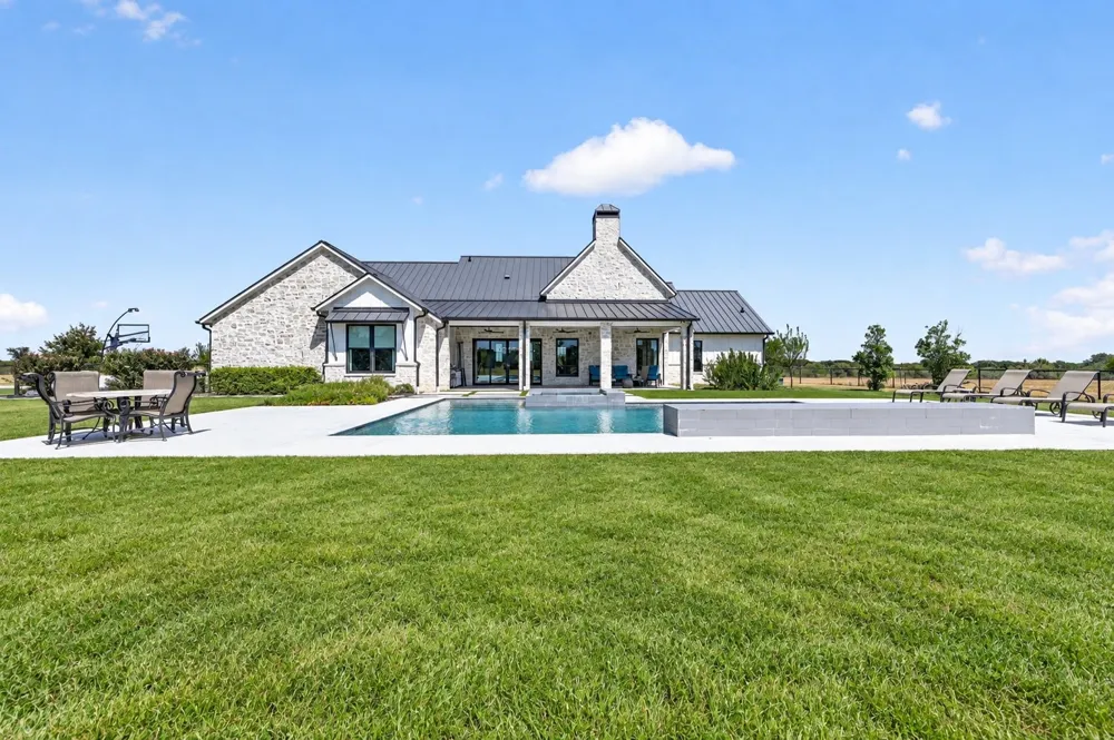 7490 County Road 423 Grandview, TX 76050