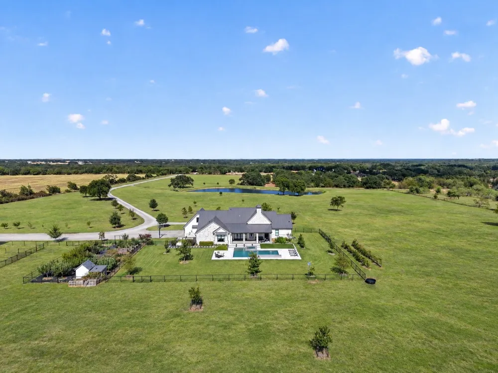 7490 County Road 423 Grandview, TX 76050