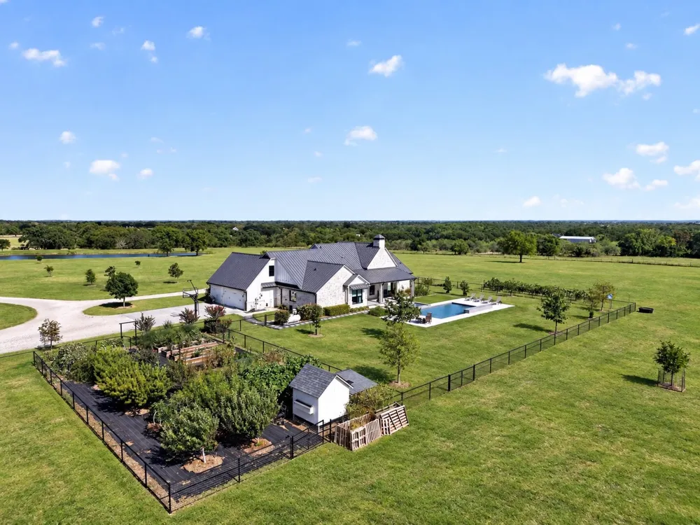 7490 County Road 423 Grandview, TX 76050