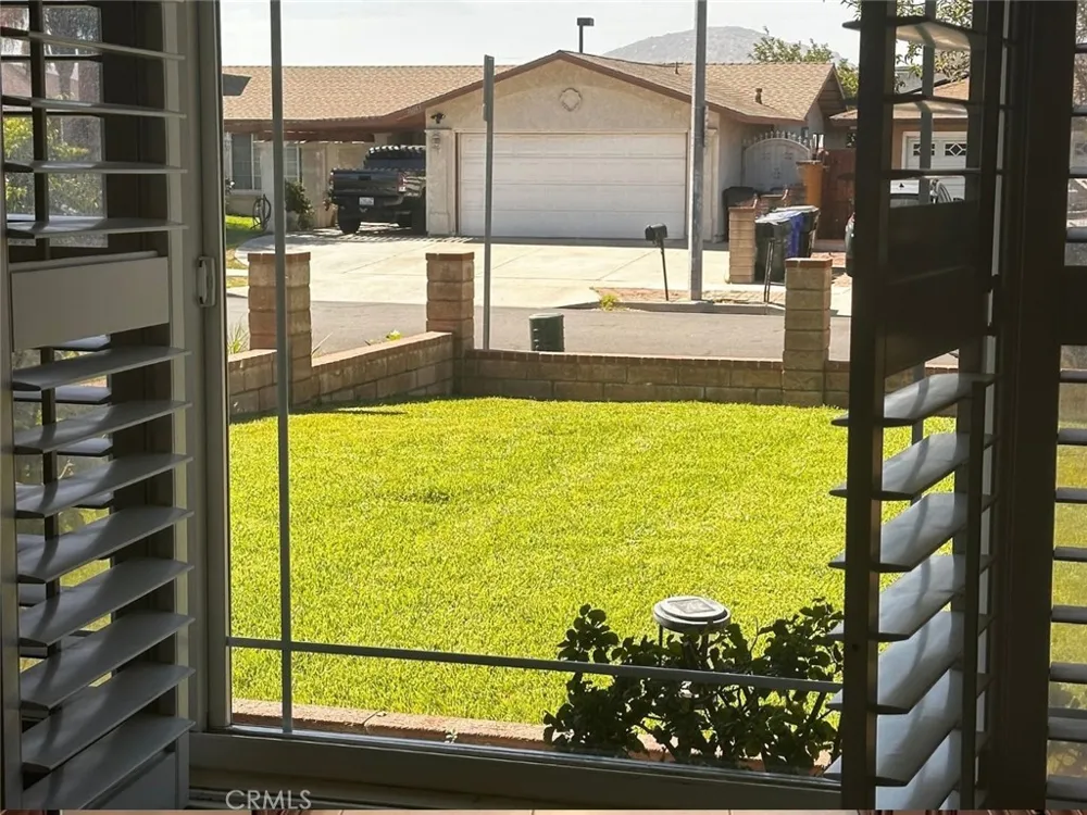 16034 Hawthorne Fontana, CA 92335