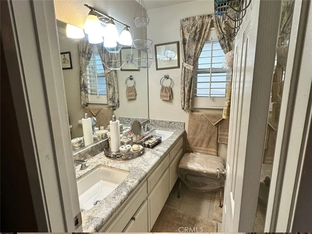 16034 Hawthorne Fontana, CA 92335