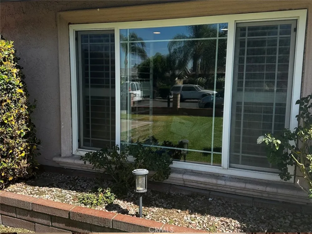 16034 Hawthorne Fontana, CA 92335