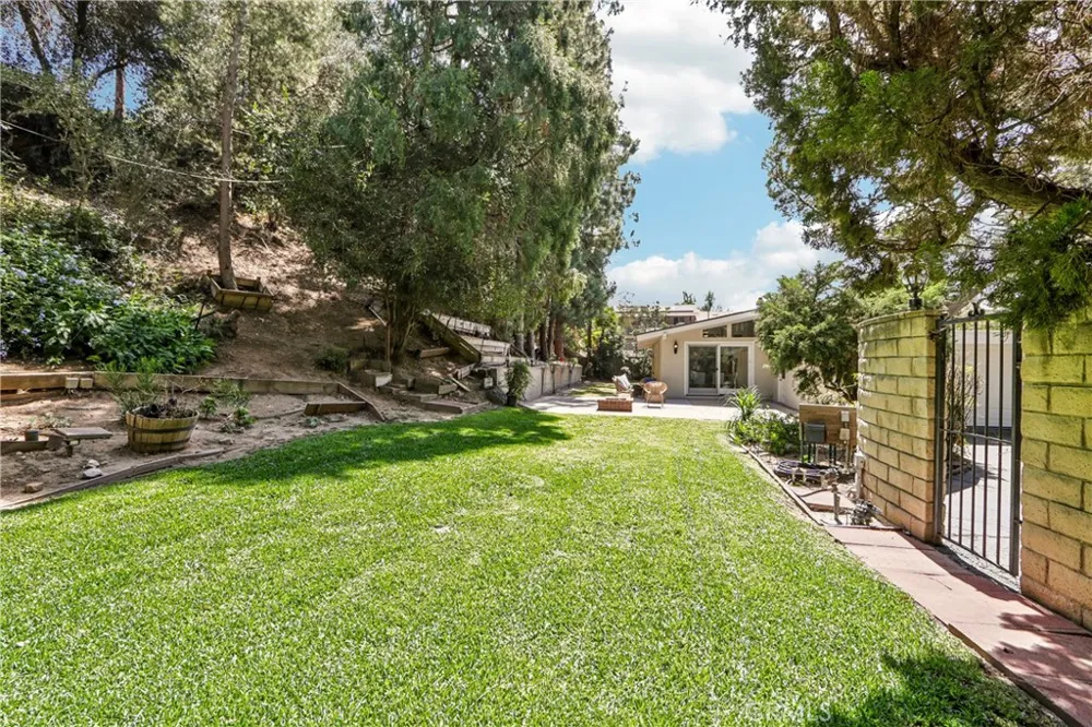 4548 La Granada Way La Canada Flintridge, CA 91011