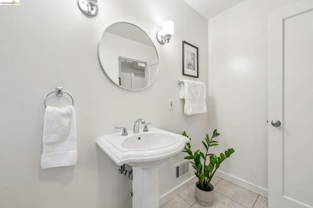 4737 Virginia Ave Oakland, CA 94619