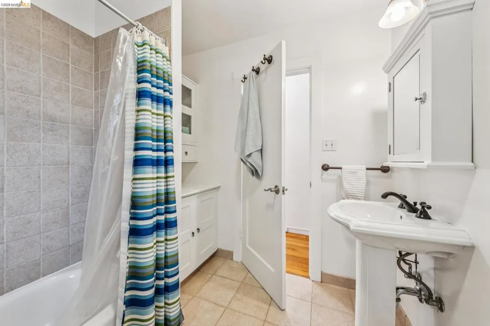 4737 Virginia Ave Oakland, CA 94619
