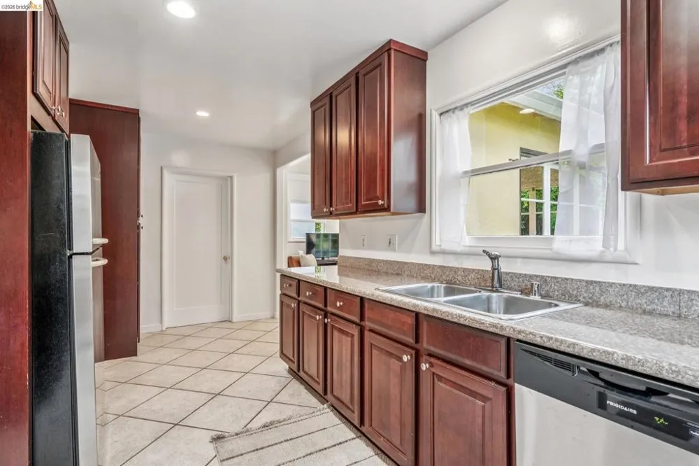 4737 Virginia Ave Oakland, CA 94619