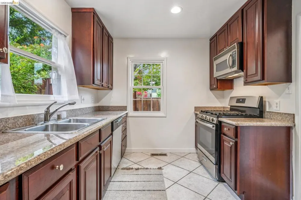 4737 Virginia Ave Oakland, CA 94619