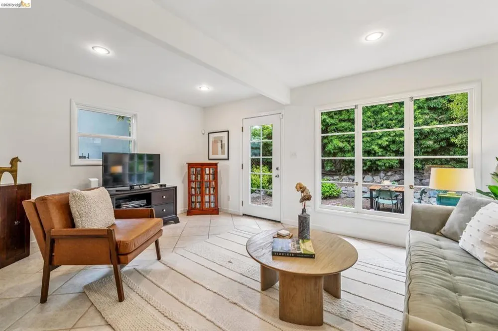 4737 Virginia Ave Oakland, CA 94619