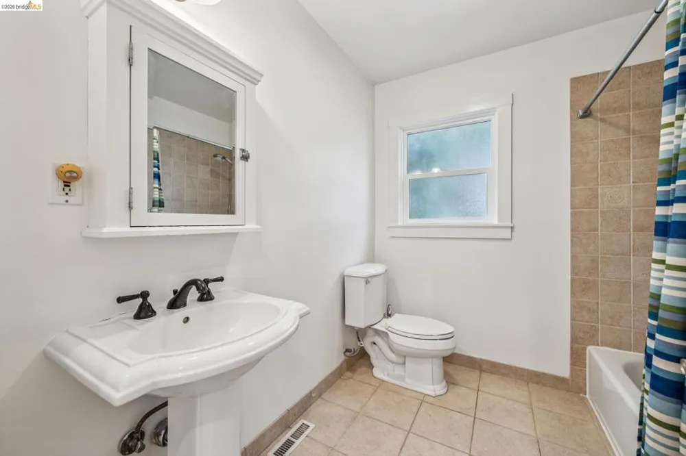 4737 Virginia Ave Oakland, CA 94619