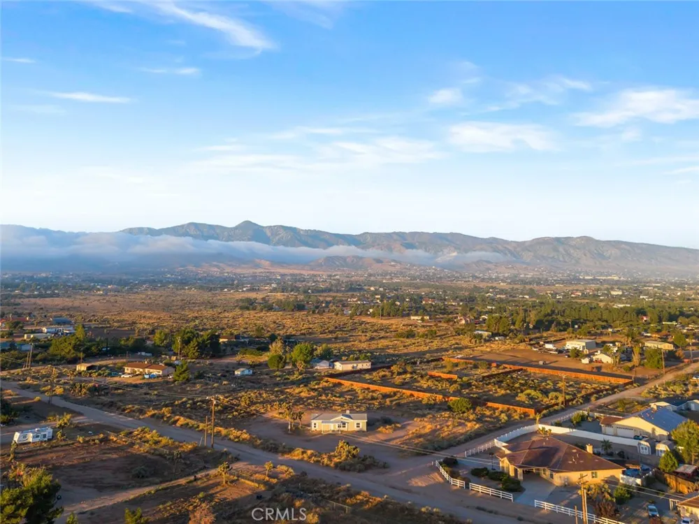 9572 Smith Road Phelan, CA 92371