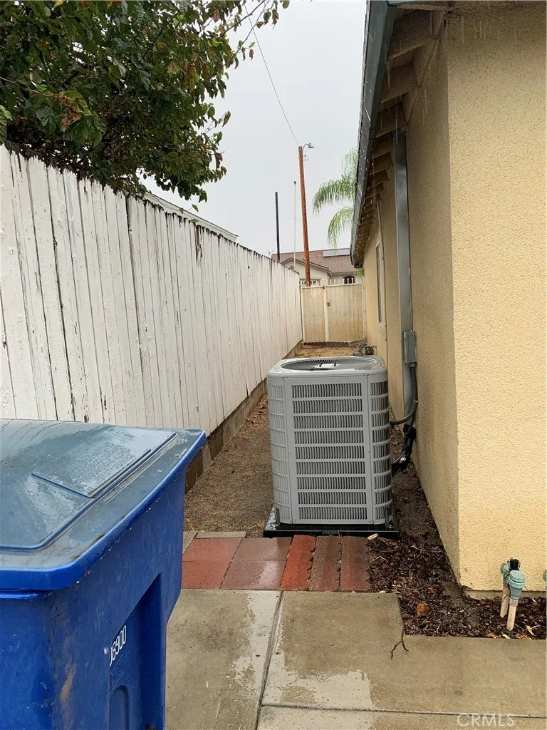 1424 Lynwood Way Highland, CA 92346