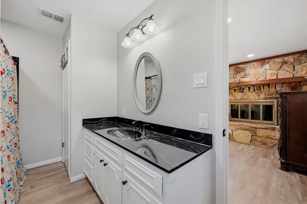 420 Kiowa Drive W Gainesville, TX 76240