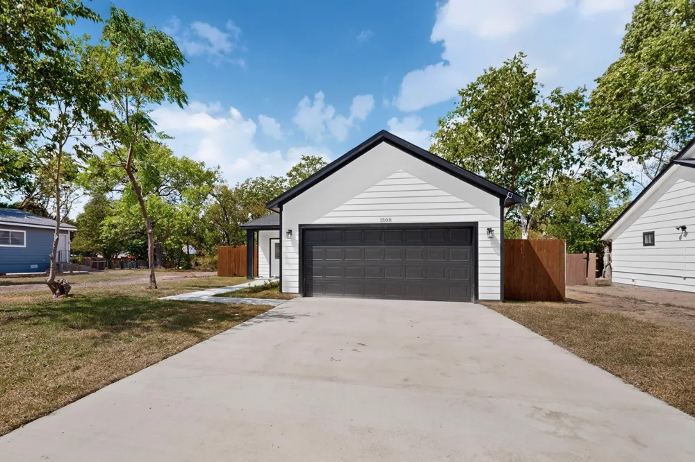 1308 E Collin Street Corsicana, TX 75110
