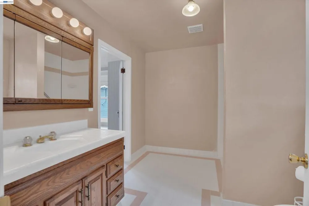 2014 Buena Vista Ave Alameda, CA 94501