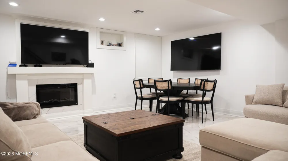 9 Wood Lake Court North Brunswick, NJ 08902