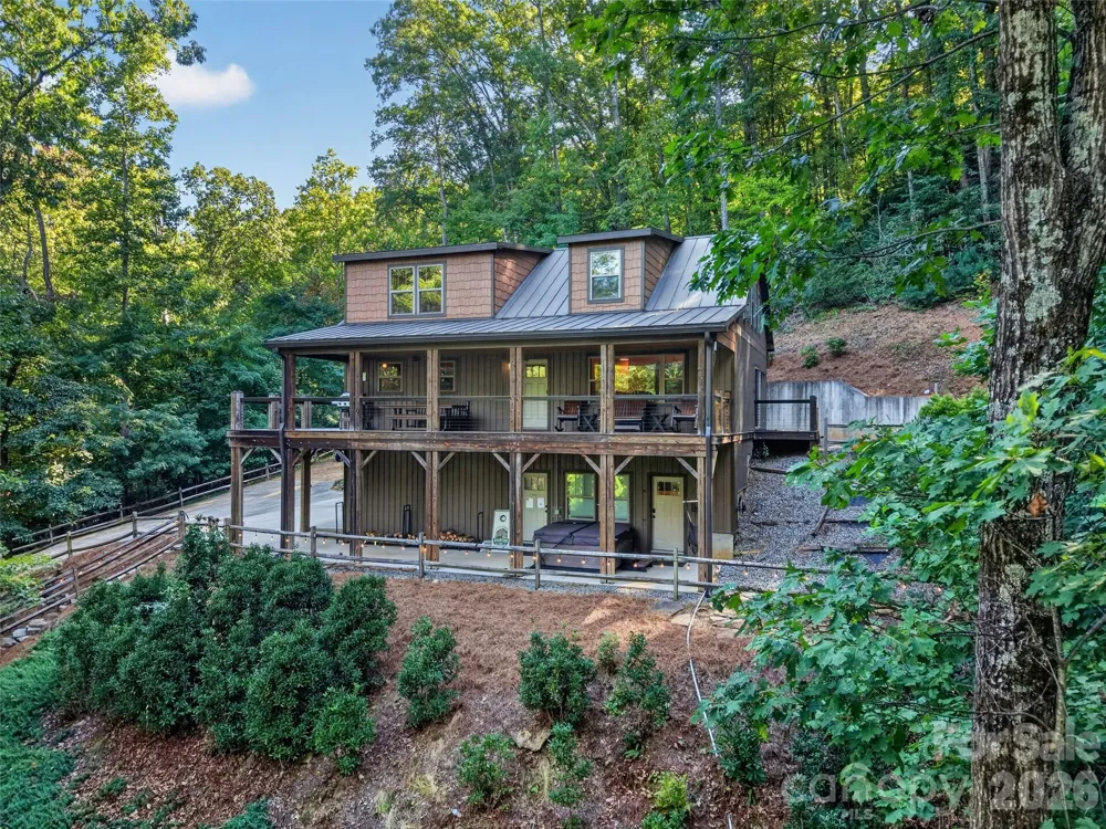 3050 Green River Cove Road Saluda, NC 28773