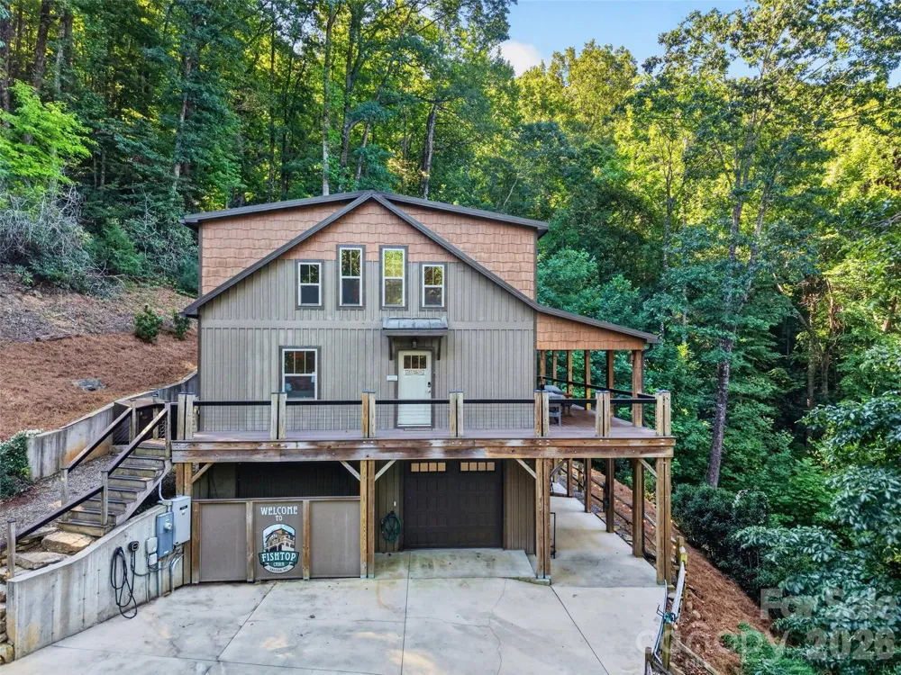 3050 Green River Cove Road Saluda, NC 28773