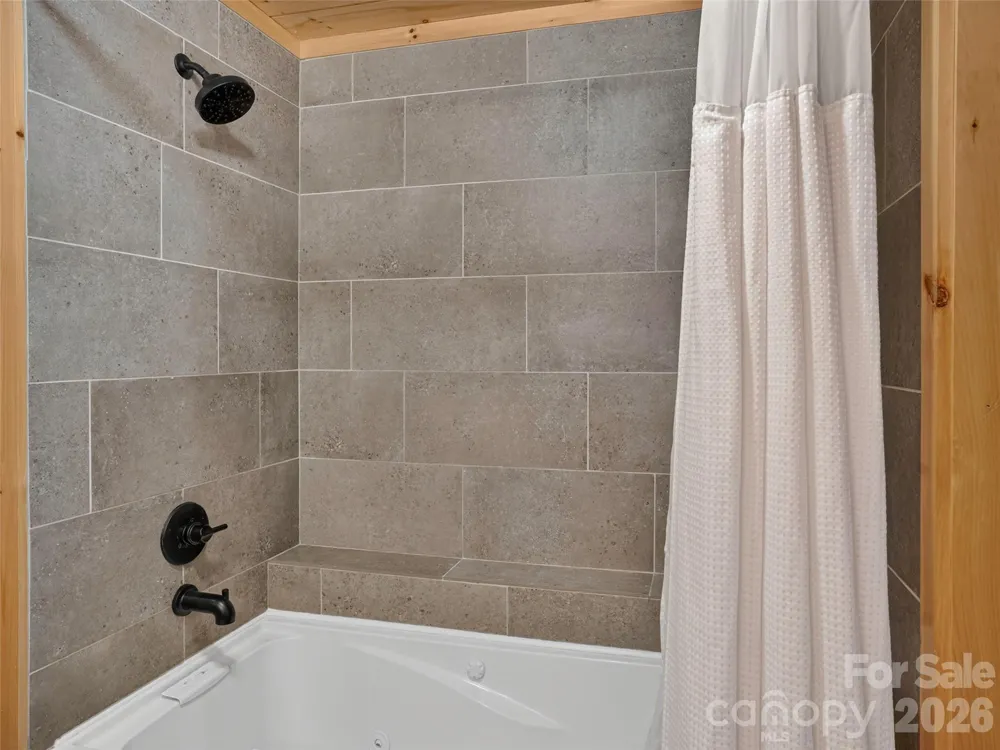 3050 Green River Cove Road Saluda, NC 28773