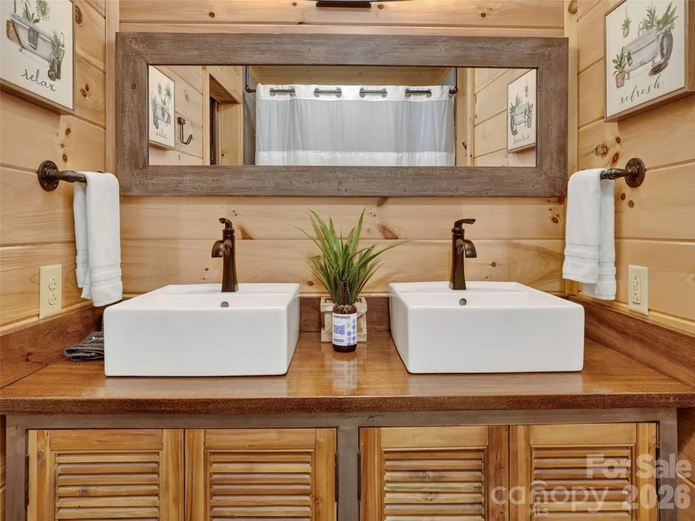 3050 Green River Cove Road Saluda, NC 28773