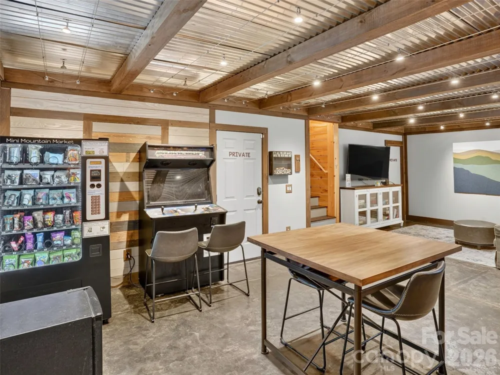 3050 Green River Cove Road Saluda, NC 28773