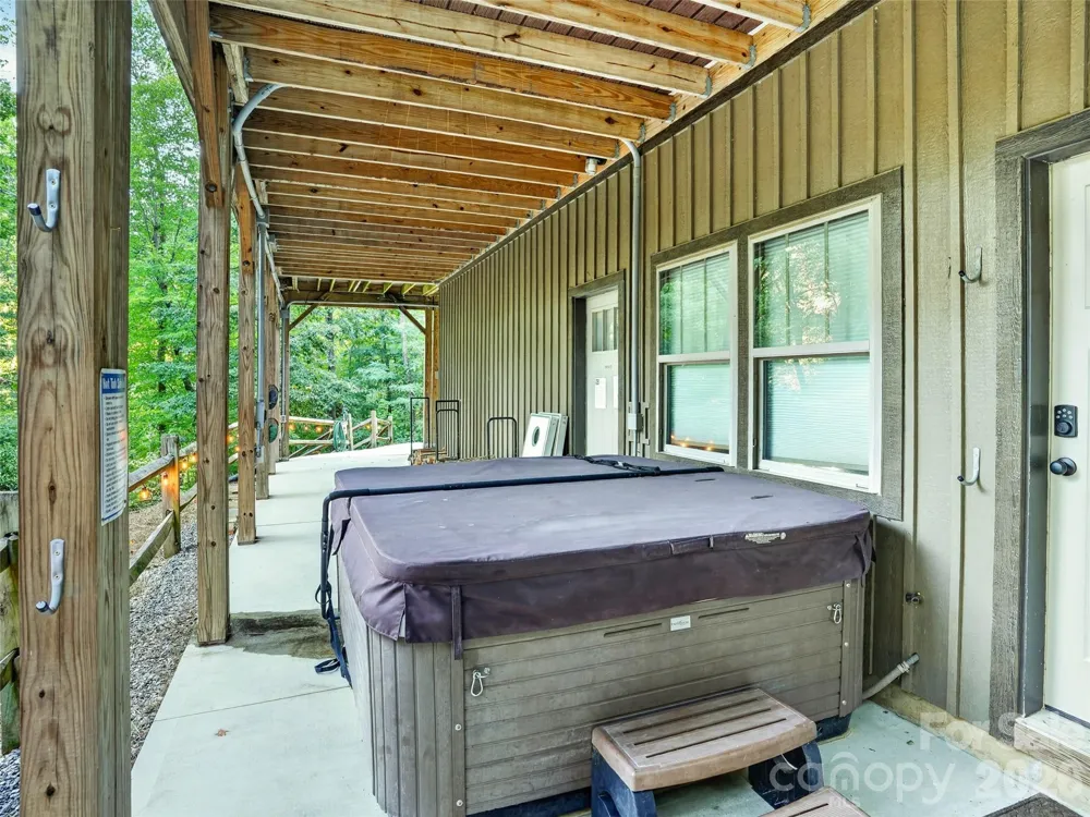 3050 Green River Cove Road Saluda, NC 28773