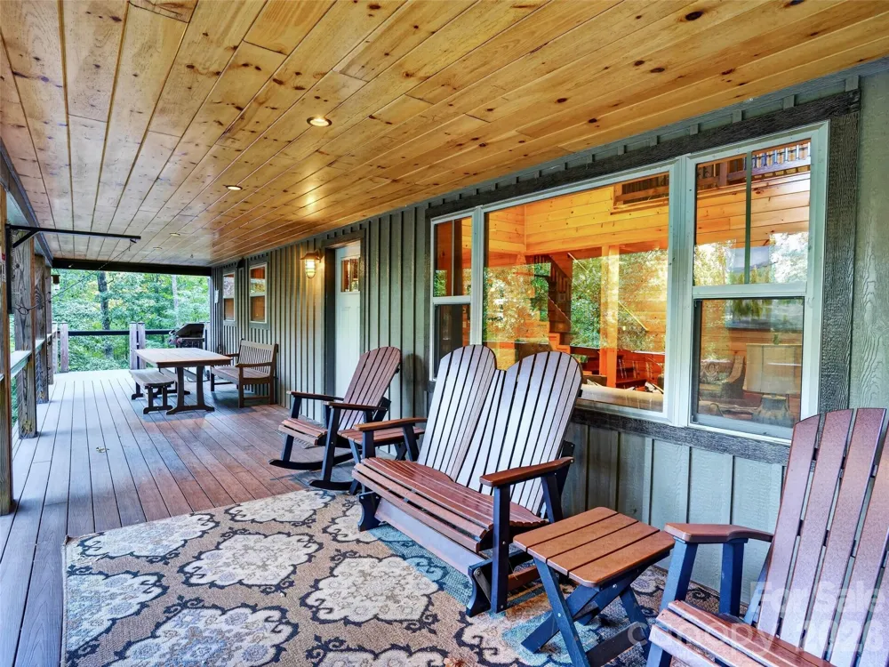 3050 Green River Cove Road Saluda, NC 28773