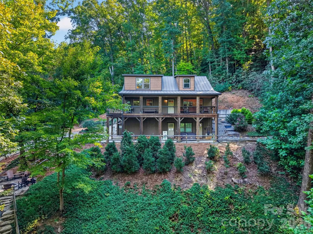 3050 Green River Cove Road Saluda, NC 28773