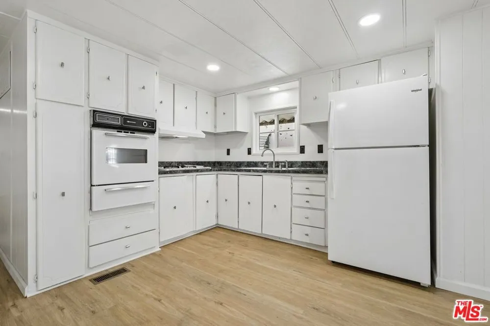 11250 Playa Street #16 1/2 Culver City, CA 90230