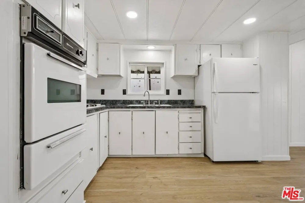 11250 Playa Street #16 1/2 Culver City, CA 90230