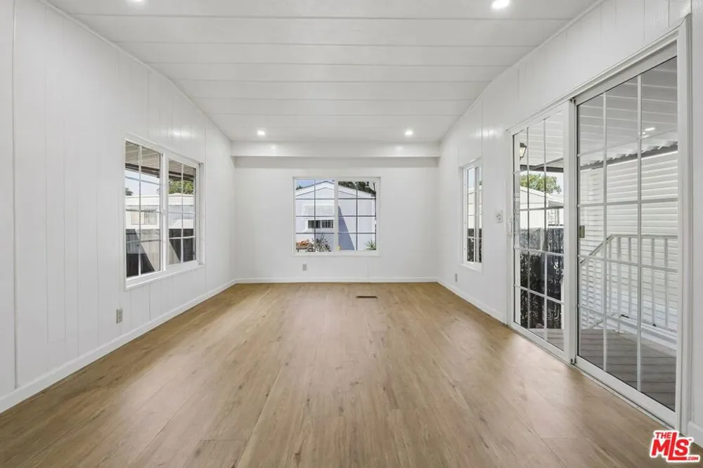 11250 Playa Street #16 1/2 Culver City, CA 90230