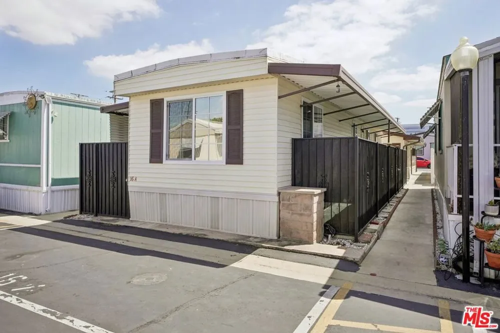 11250 Playa Street #16 1/2 Culver City, CA 90230
