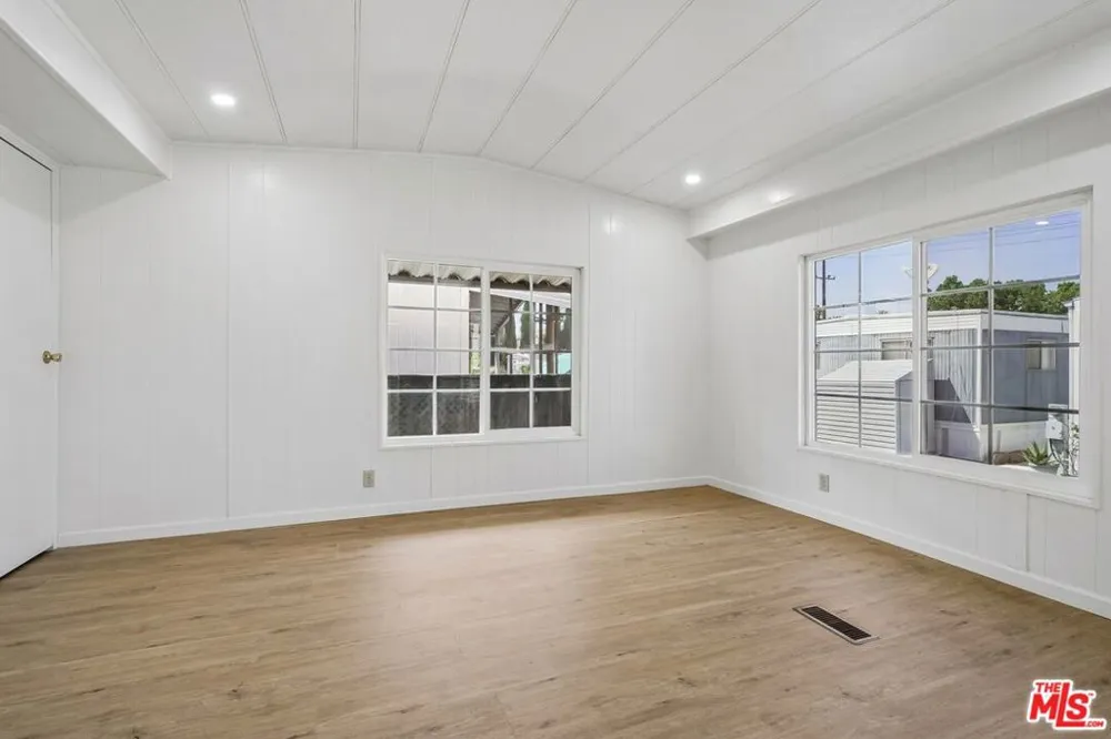11250 Playa Street #16 1/2 Culver City, CA 90230