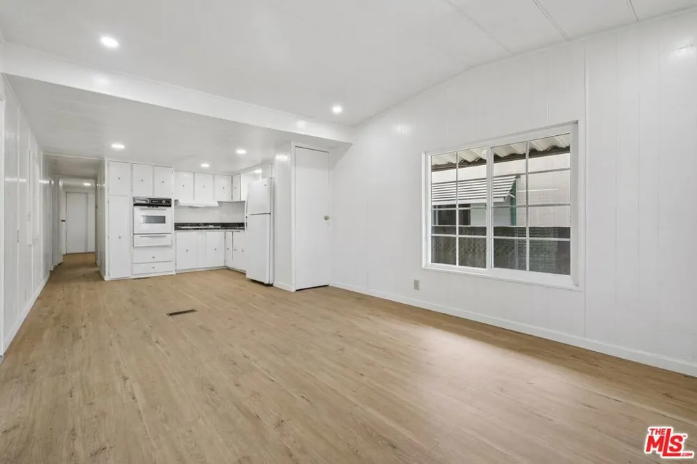 11250 Playa Street #16 1/2 Culver City, CA 90230