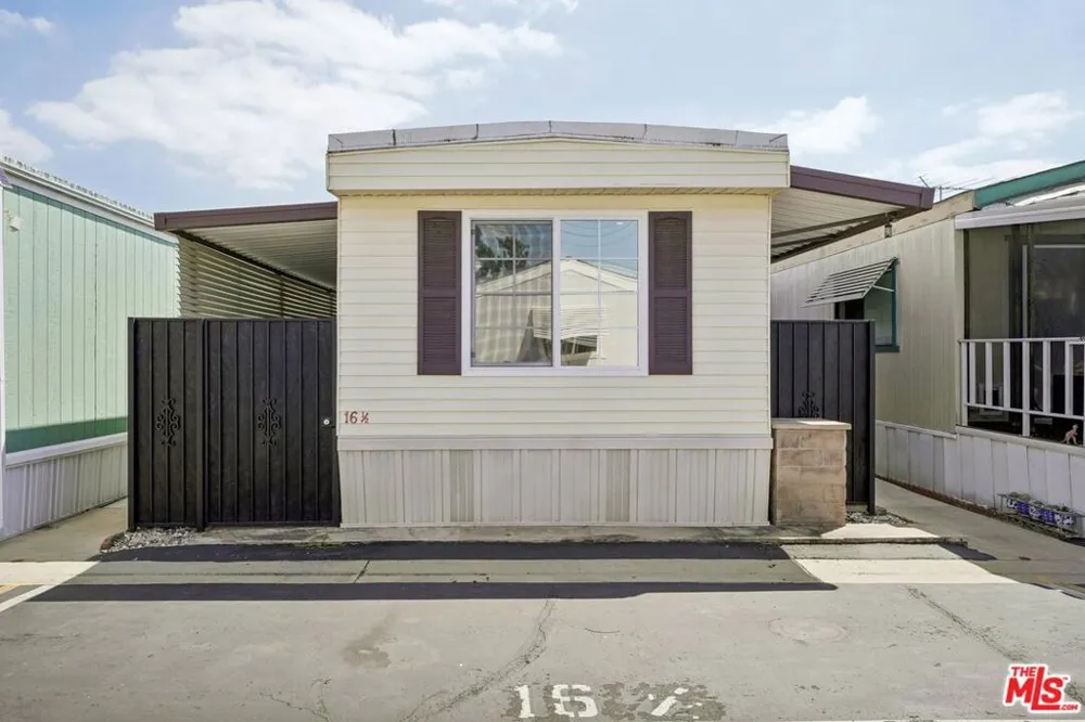11250 Playa Street #16 1/2 Culver City, CA 90230
