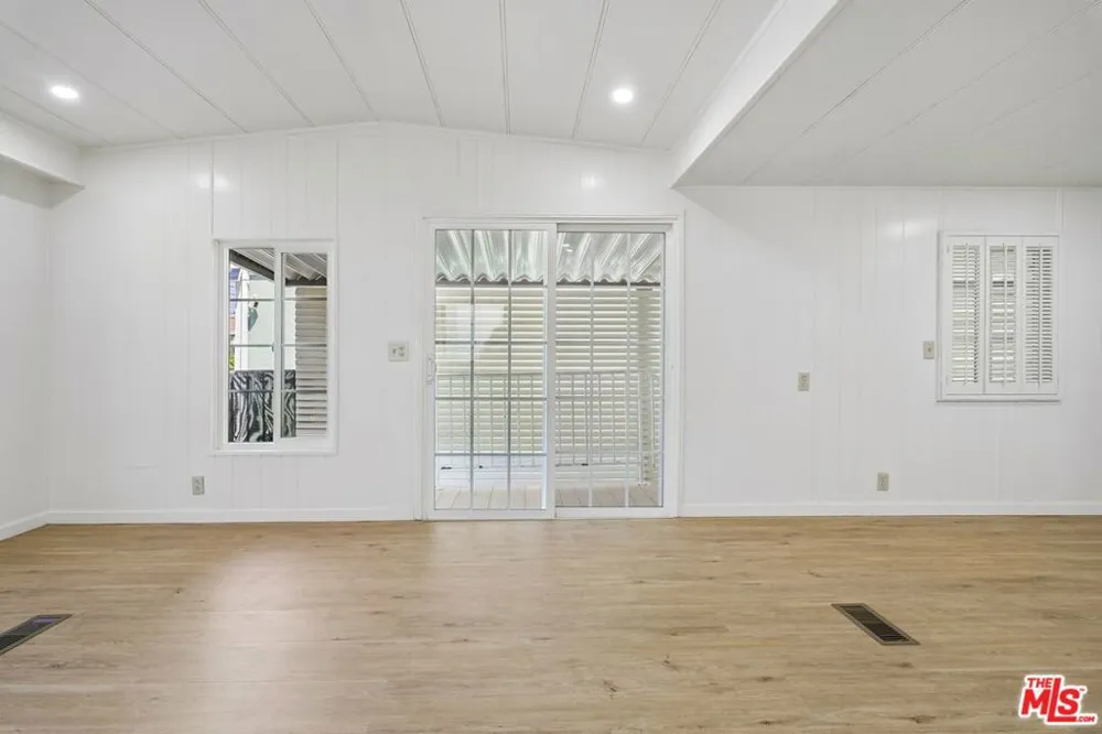 11250 Playa Street #16 1/2 Culver City, CA 90230