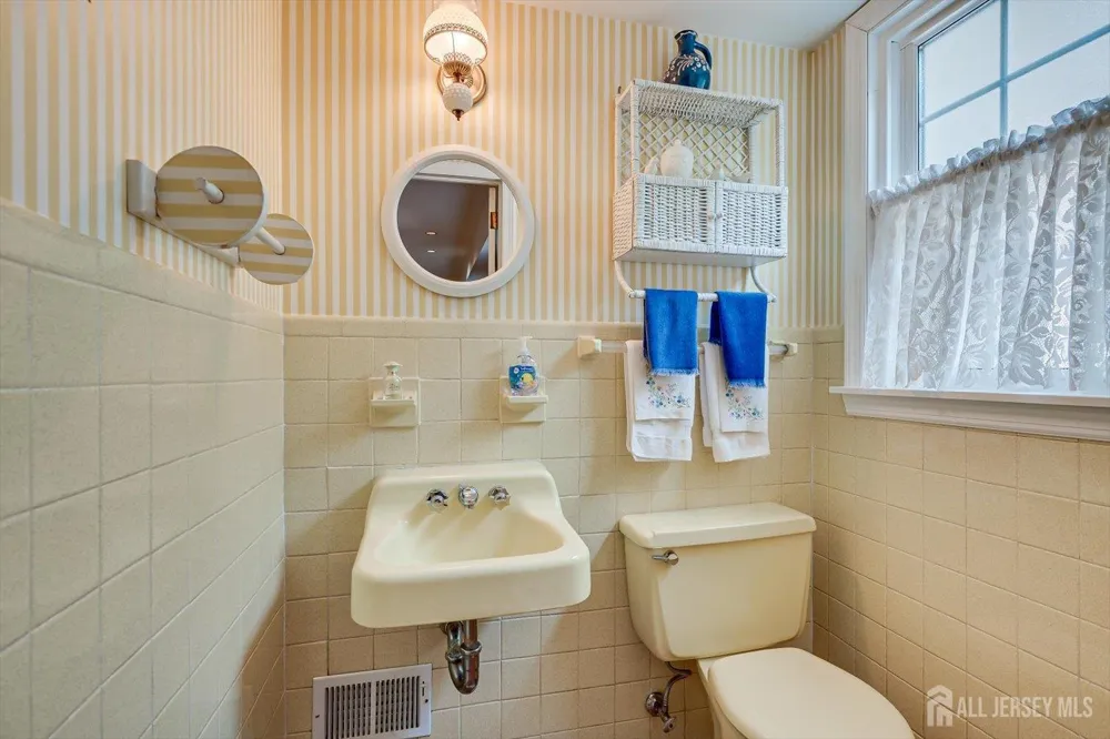 560 Wakefield Drive Metuchen, NJ 08840