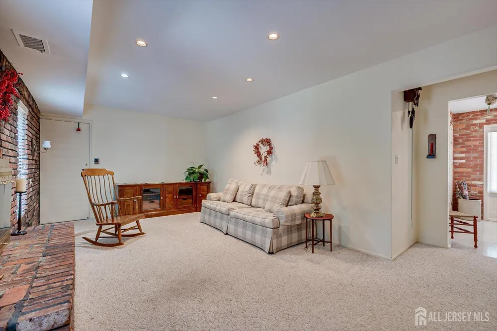560 Wakefield Drive Metuchen, NJ 08840