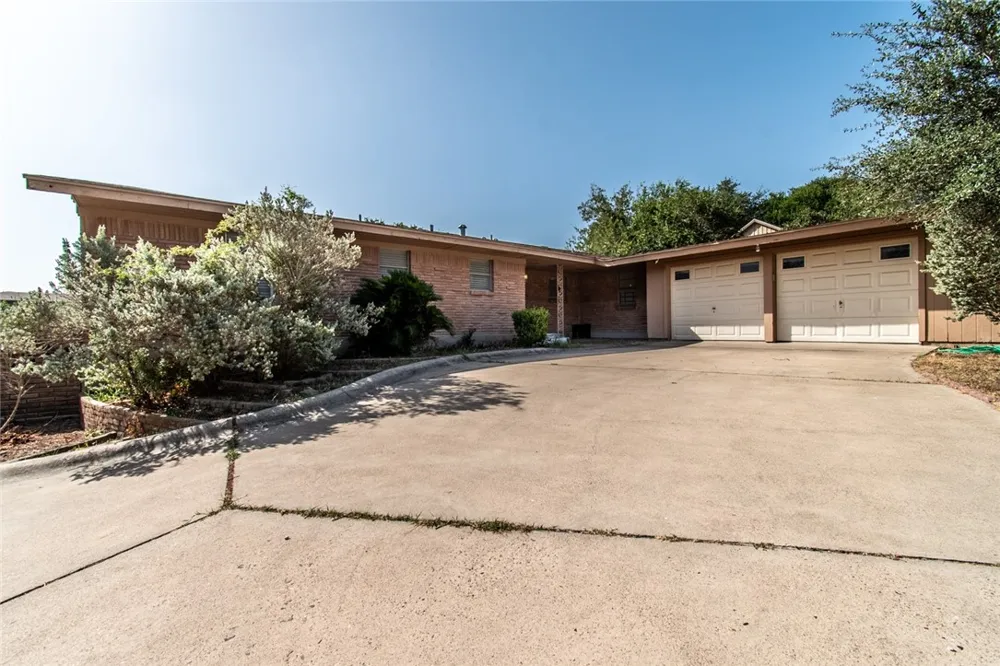 203 E Wildwood Drive Corpus Christi, TX 78410