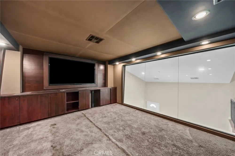 23129 Burbank Boulevard Woodland Hills, CA 91367