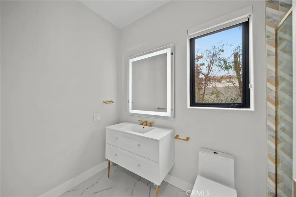 23129 Burbank Boulevard Woodland Hills, CA 91367