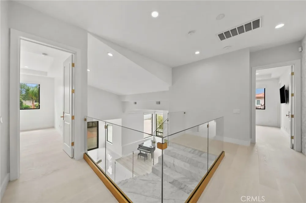 23129 Burbank Boulevard Woodland Hills, CA 91367