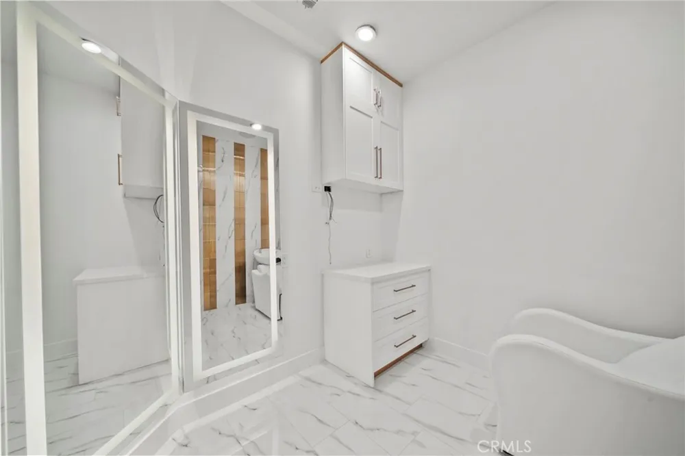 23129 Burbank Boulevard Woodland Hills, CA 91367