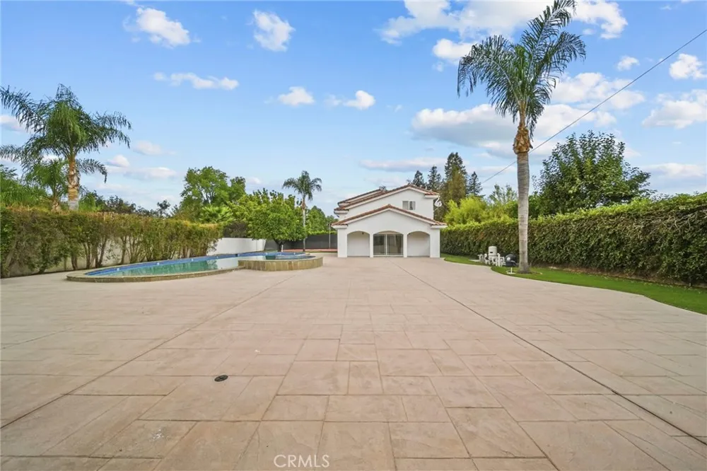 23129 Burbank Boulevard Woodland Hills, CA 91367