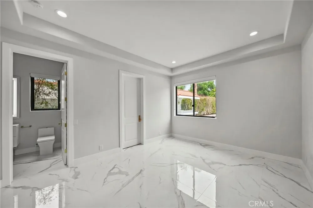 23129 Burbank Boulevard Woodland Hills, CA 91367