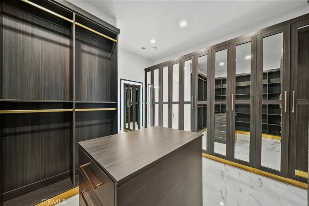 23129 Burbank Boulevard Woodland Hills, CA 91367