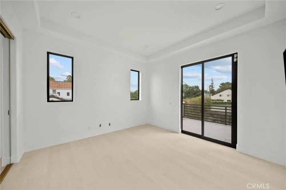 23129 Burbank Boulevard Woodland Hills, CA 91367