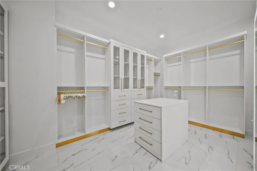 23129 Burbank Boulevard Woodland Hills, CA 91367