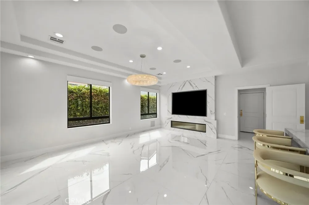 23129 Burbank Boulevard Woodland Hills, CA 91367