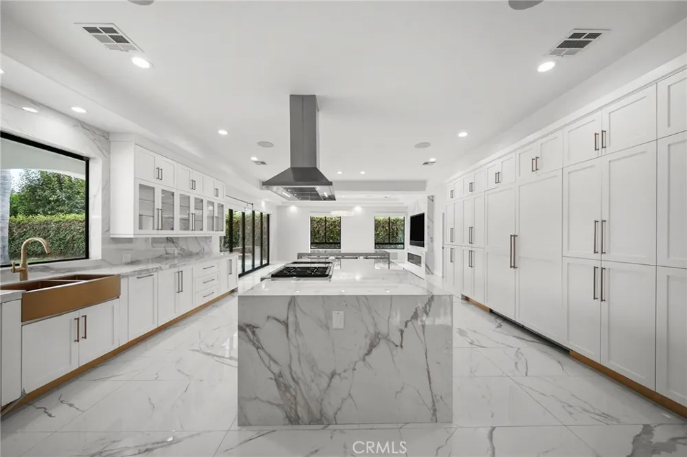23129 Burbank Boulevard Woodland Hills, CA 91367
