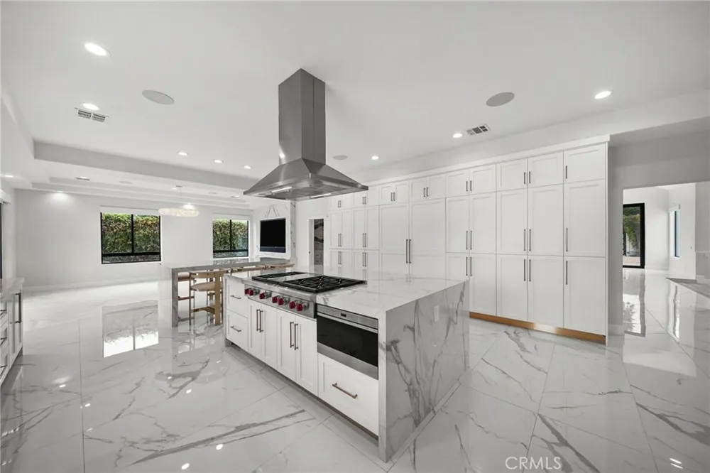 23129 Burbank Boulevard Woodland Hills, CA 91367